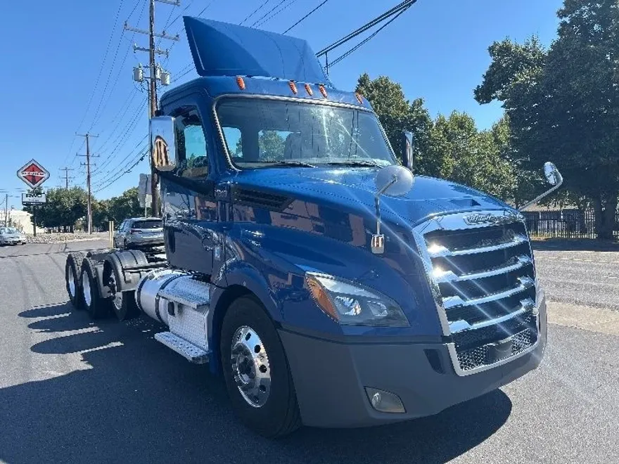 2020 Freightliner Cascadia 126" Day cab photo 1