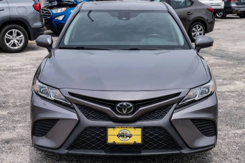 2020 Toyota Camry SE photo 1