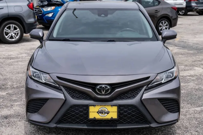 2020 Toyota Camry SE photo 1