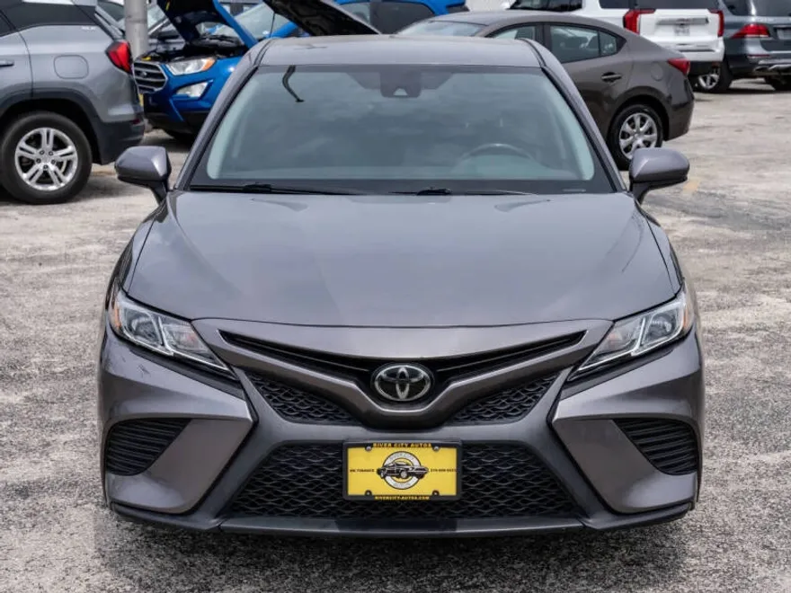 2020 Toyota Camry SE photo 1