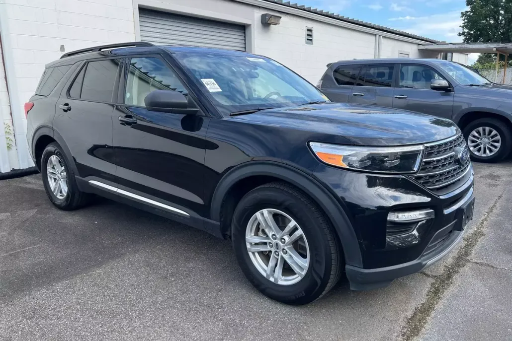 2023 Ford Explorer XLT photo 1