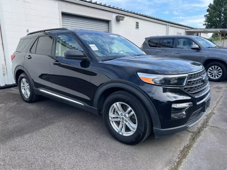 2023 Ford Explorer XLT photo 1