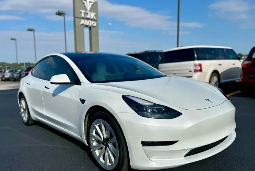 2022 Tesla Model 3 Long Range photo 1