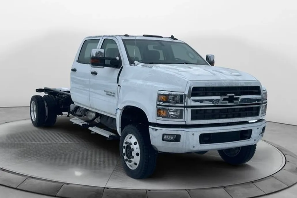 2024 Chevrolet Silverado 5500HD LT photo 1