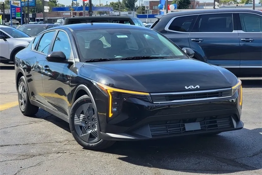 2025 Kia K4 LX photo 1