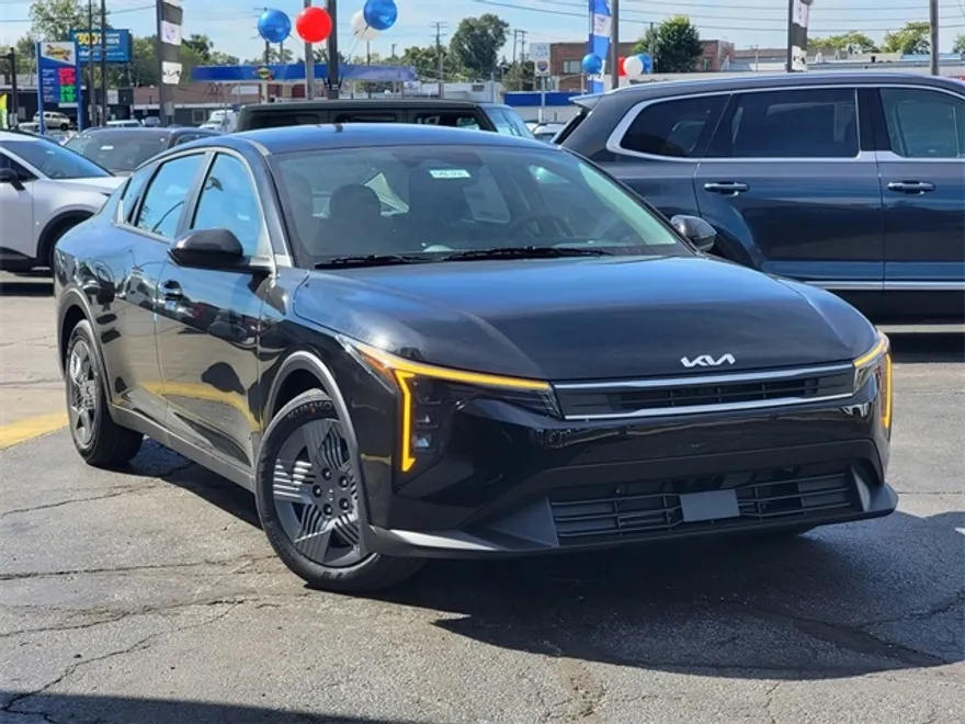 2025 Kia K4 LX photo 1