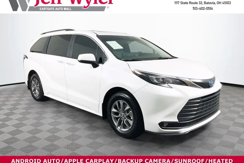 2025 Toyota Sienna XLE photo 1