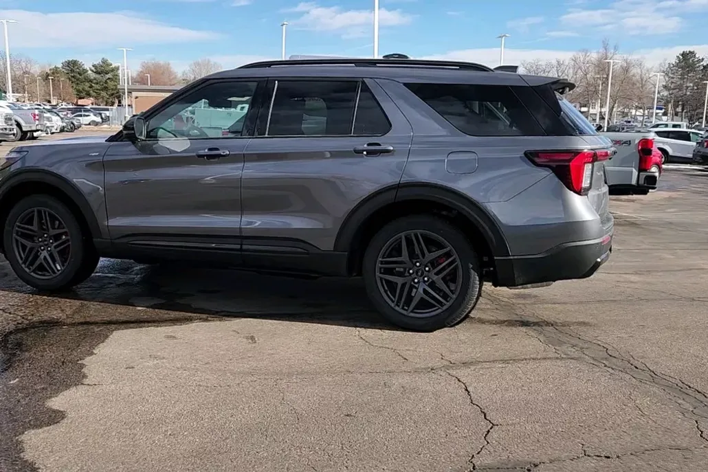 2025 Ford Explorer ST-Line photo 1