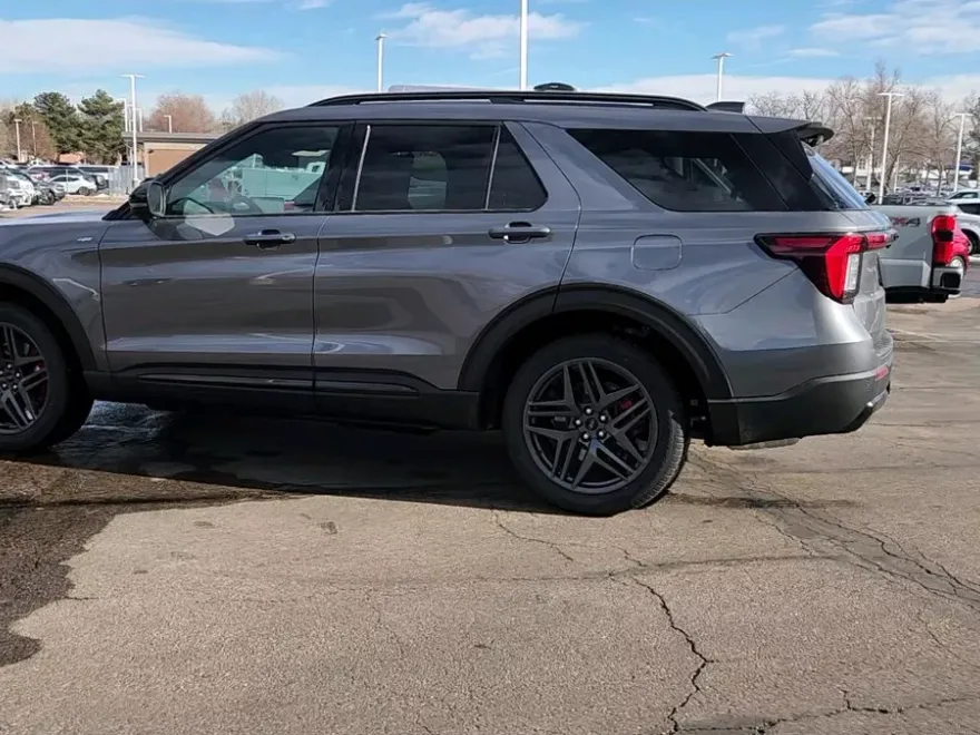2025 Ford Explorer ST-Line photo 1