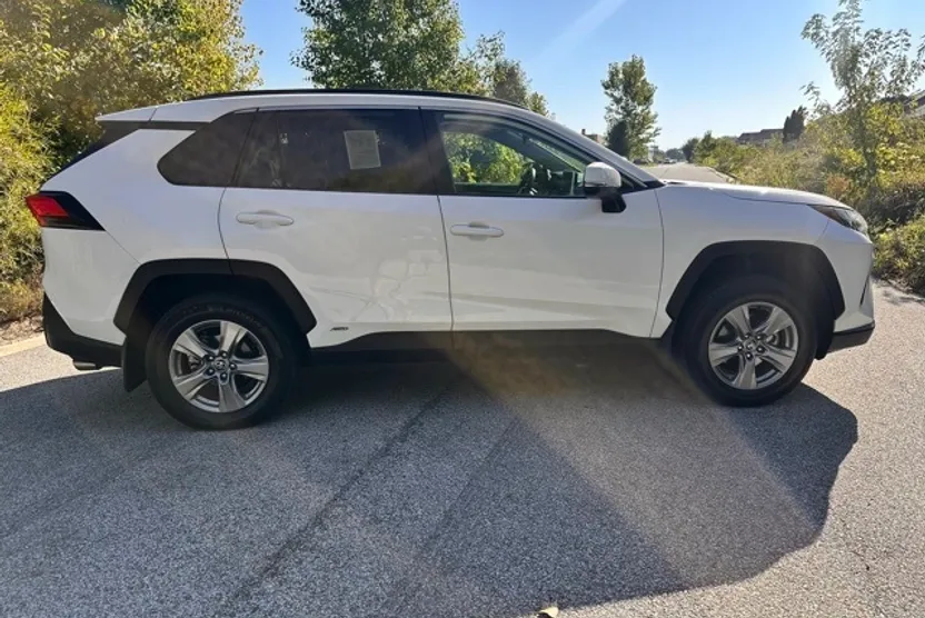 2024 Toyota RAV4 Hybrid XLE photo 1