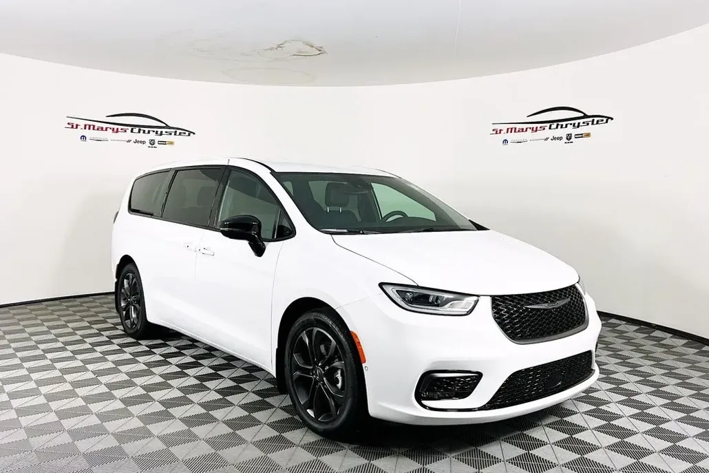 2026 Chrysler Pacifica photo 1