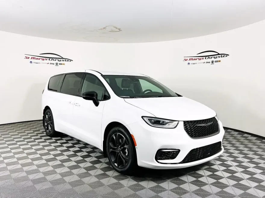 2026 Chrysler Pacifica photo 1