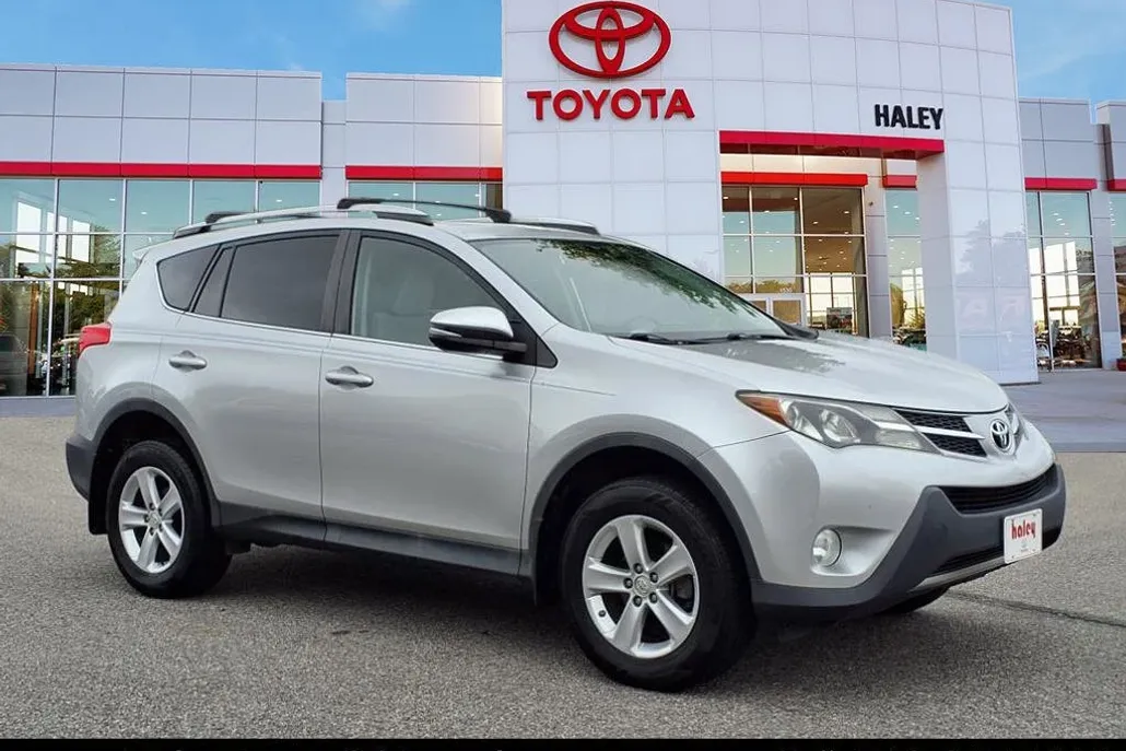 2013 Toyota RAV4 XLE photo 1