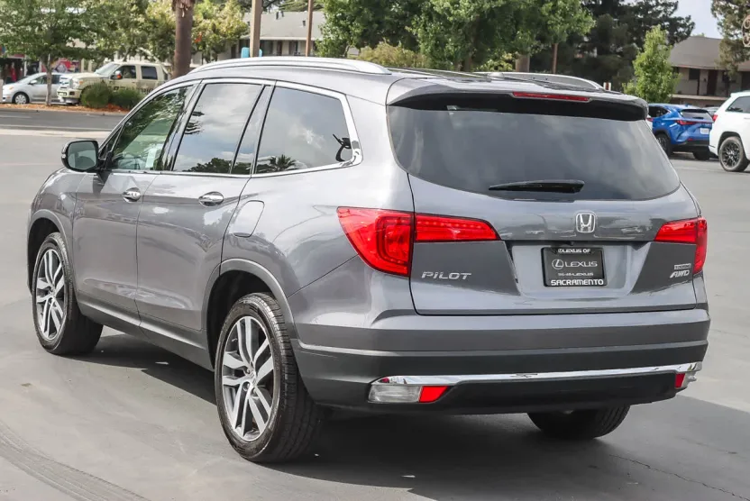 2016 Honda Pilot Touring photo 1