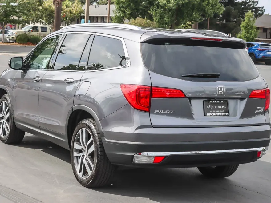 2016 Honda Pilot Touring photo 1