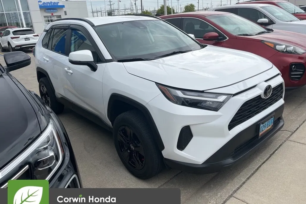2022 Toyota RAV4 XLE photo 1