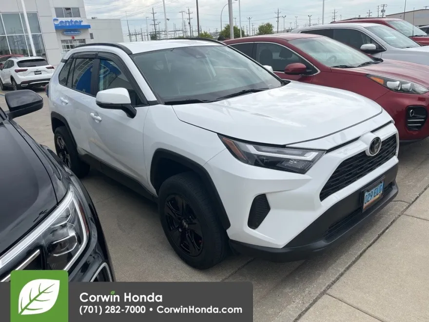 2022 Toyota RAV4 XLE photo 1