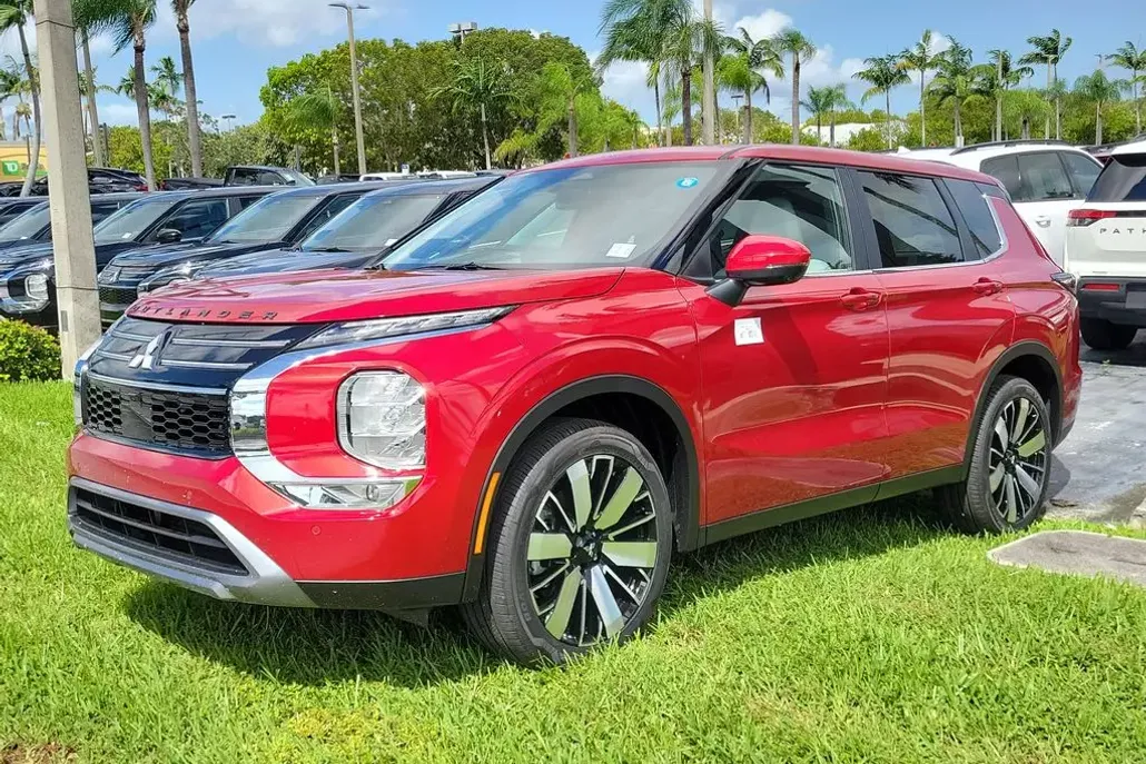 2025 Mitsubishi Outlander SE photo 1