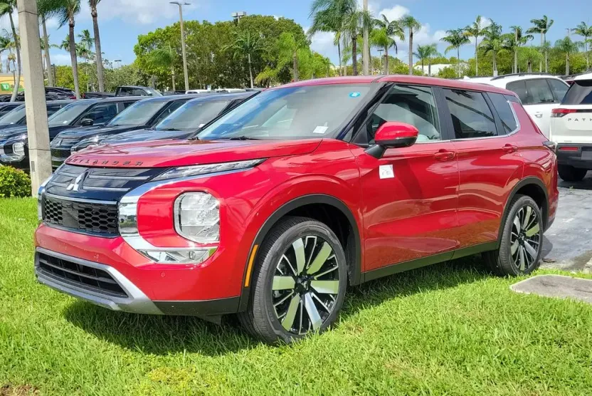 2025 Mitsubishi Outlander SE photo 1