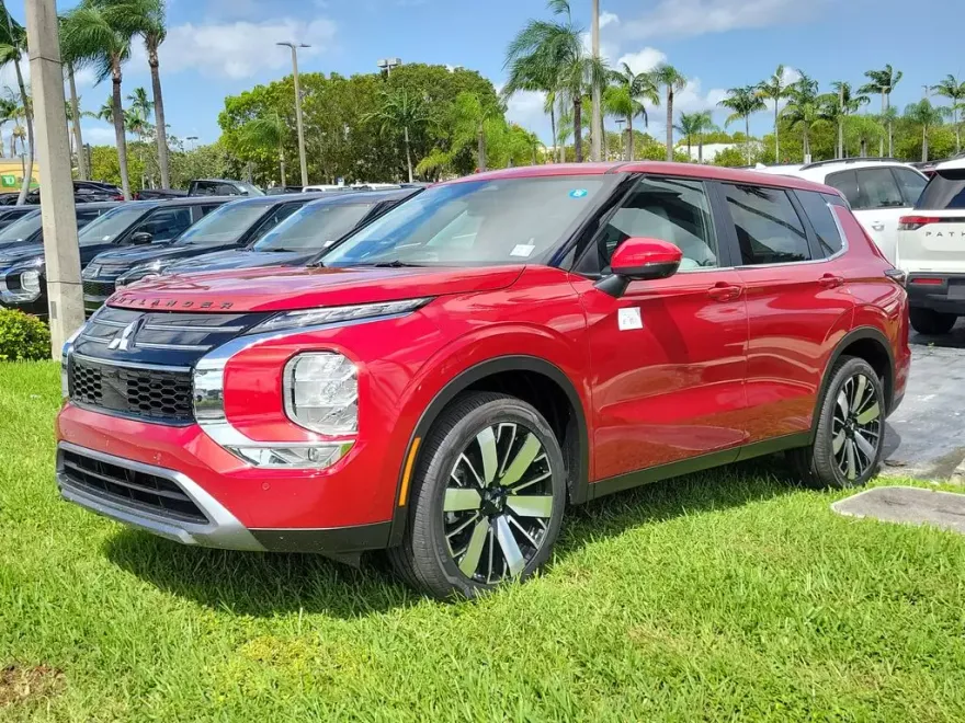 2025 Mitsubishi Outlander SE photo 1
