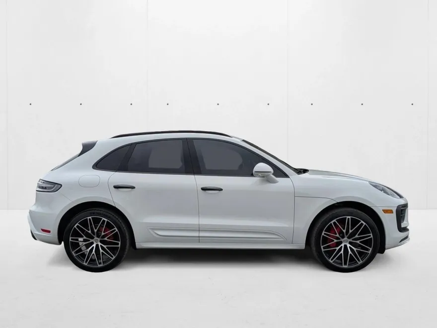 2023 Porsche Macan T photo 1