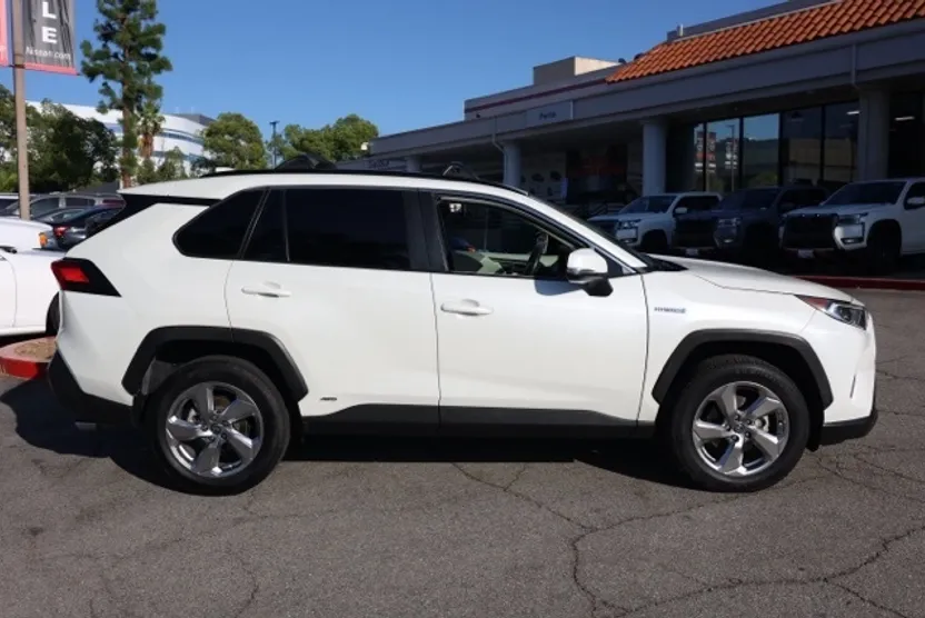 2021 Toyota RAV4 Hybrid XLE Premium photo 1