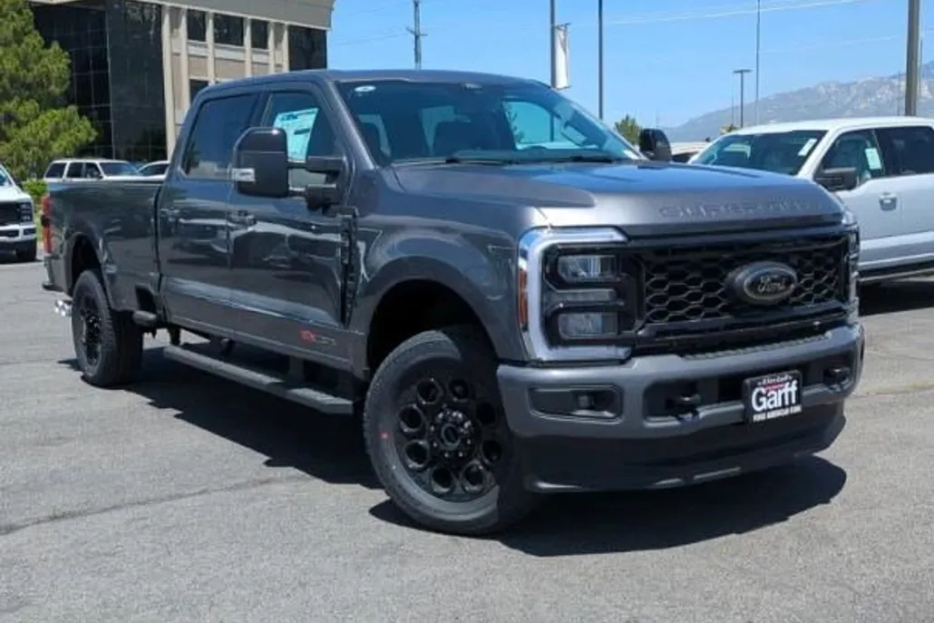2025 Ford F-350 Lariat photo 1