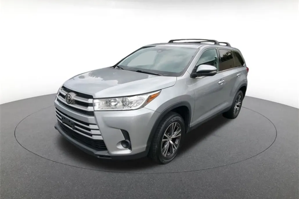 2019 Toyota Highlander LE photo 1
