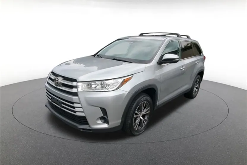 2019 Toyota Highlander LE photo 1