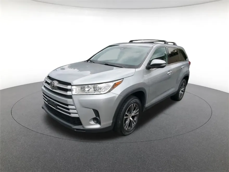 2019 Toyota Highlander LE photo 1