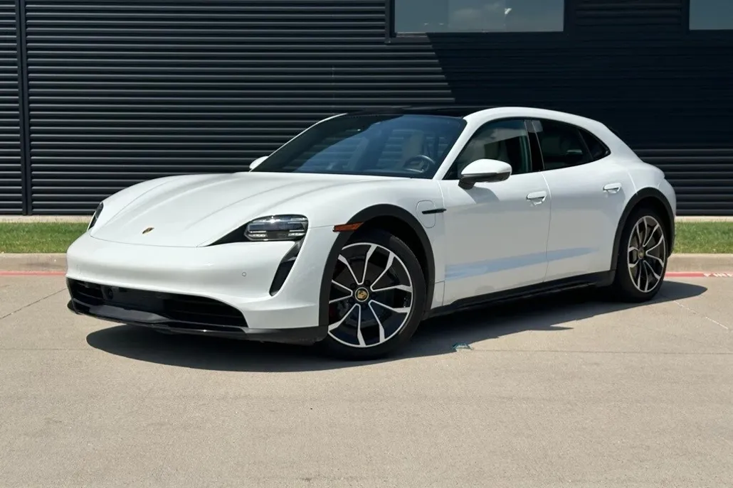 2022 Porsche Taycan Cross Turismo 4S photo 1