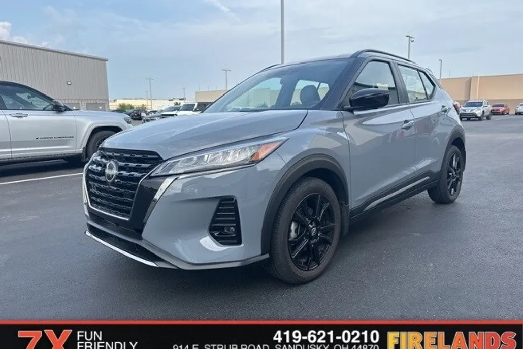 2023 Nissan Kicks SR photo 1