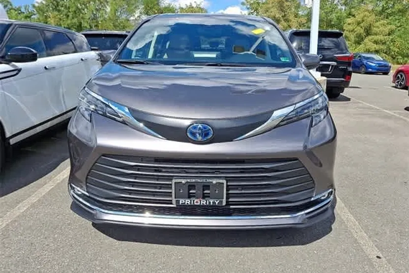 2024 Toyota Sienna XLE photo 1