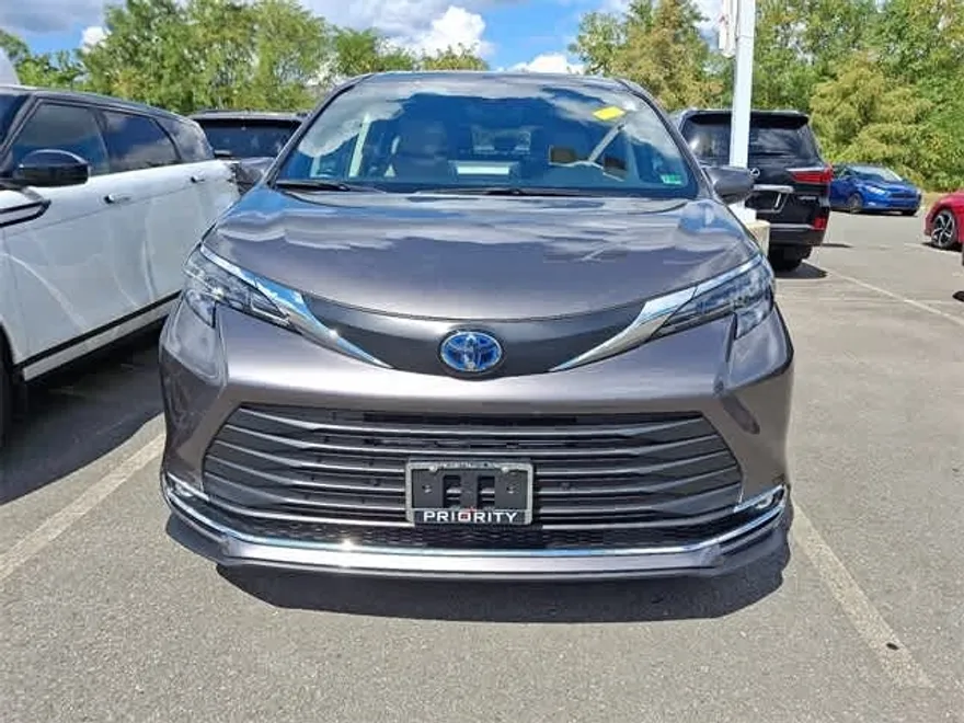 2024 Toyota Sienna XLE photo 1