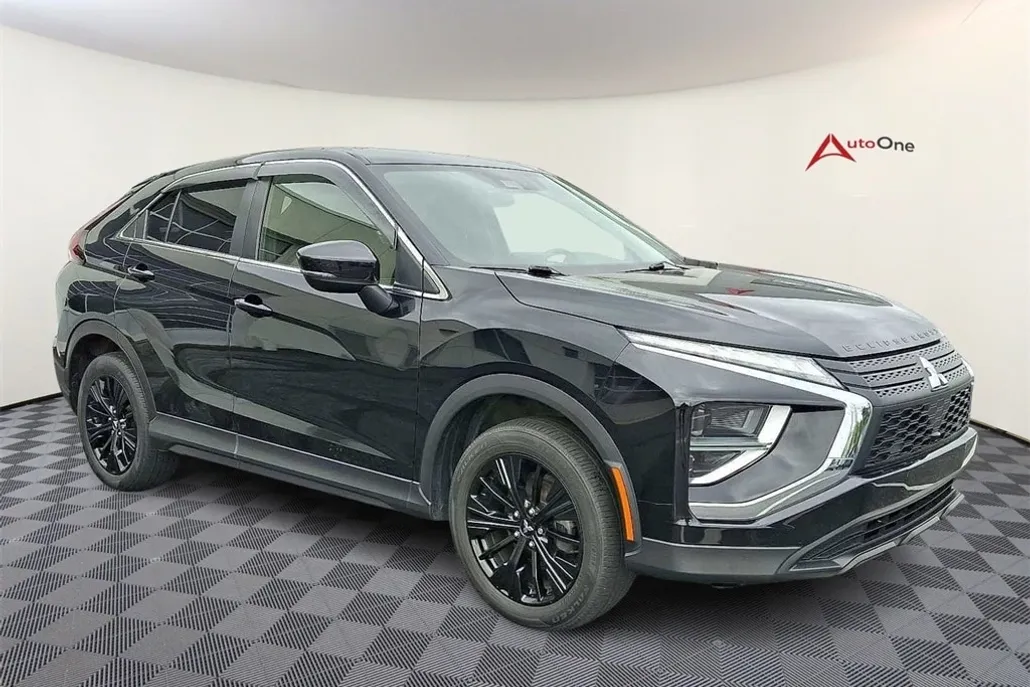 2022 Mitsubishi Eclipse Cross LE photo 1