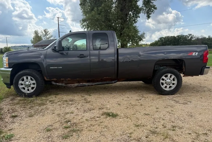 2011 Chevrolet Silverado 3500HD LT photo 1