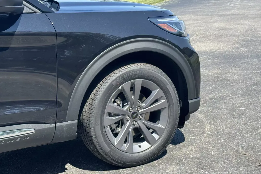 2025 Ford Explorer photo 1