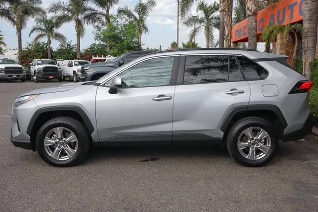 2022 Toyota RAV4 XLE photo 1