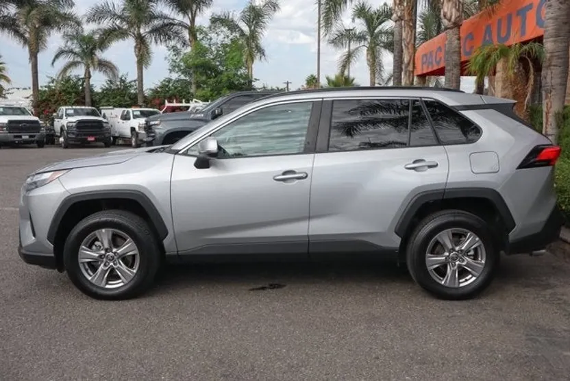 2022 Toyota RAV4 XLE photo 1