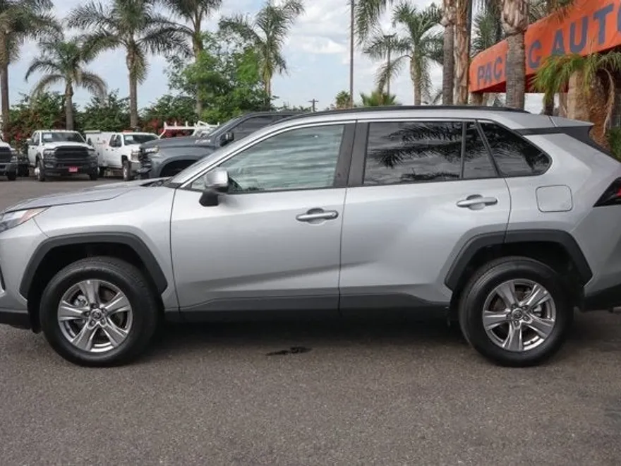 2022 Toyota RAV4 XLE photo 1