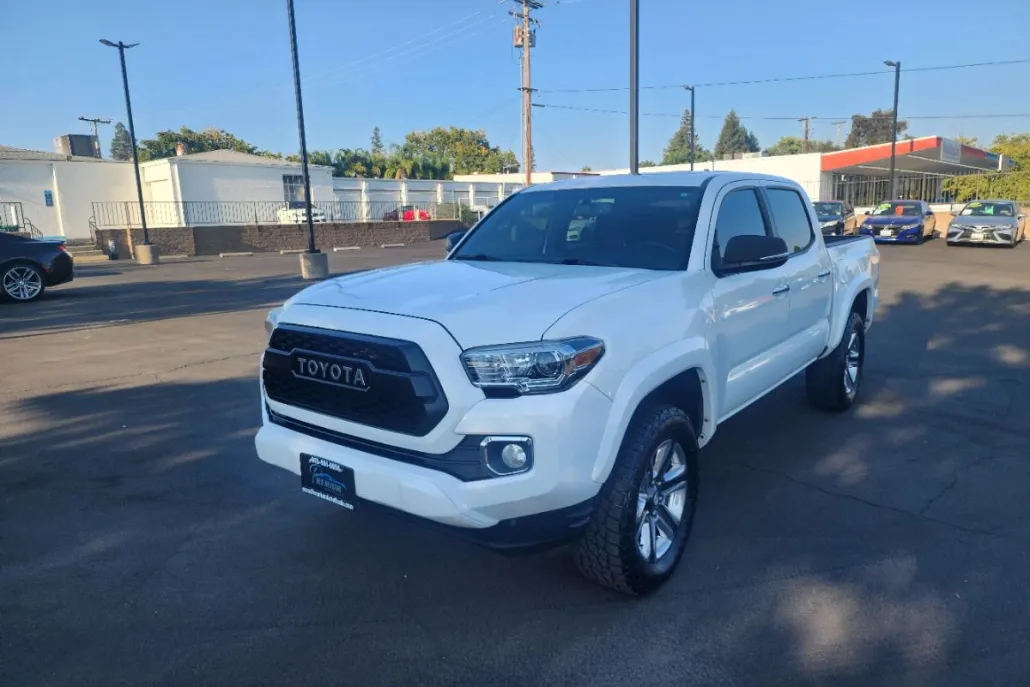 2017 Toyota Tacoma Limited Double Cab V6 4x4 photo 1