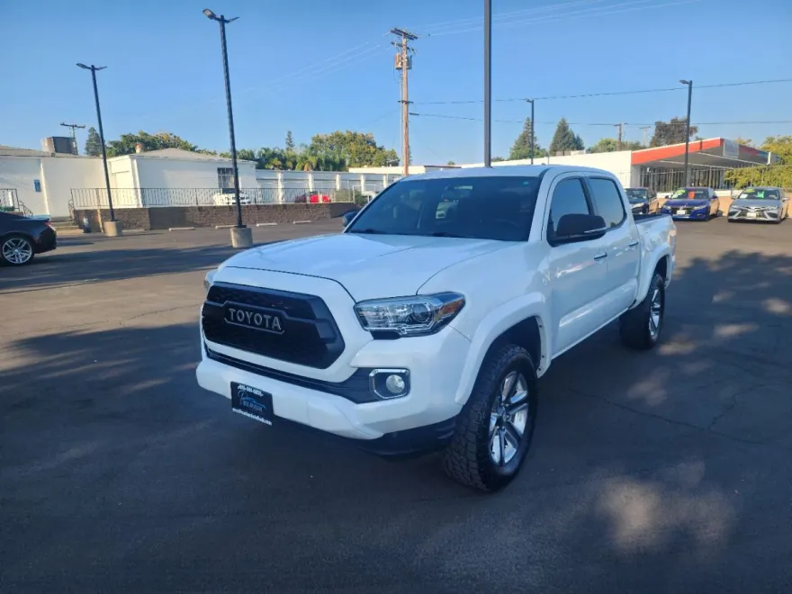 2017 Toyota Tacoma Limited Double Cab V6 4x4 photo 1