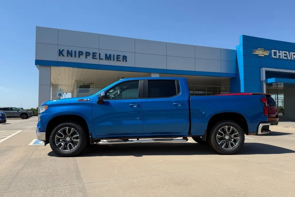 2022 Chevrolet Silverado 1500 LT photo 1