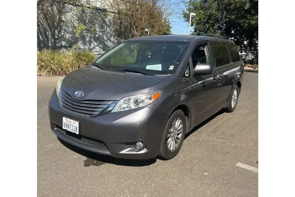 2017 Toyota Sienna XLE photo 1