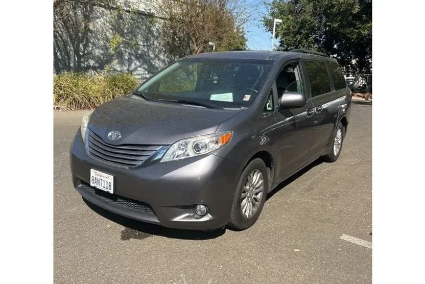 2017 Toyota Sienna XLE photo 1