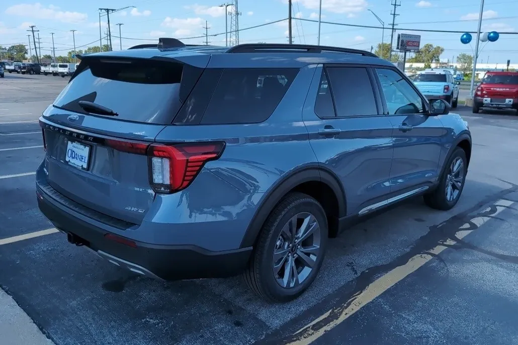 2025 Ford Explorer photo 1