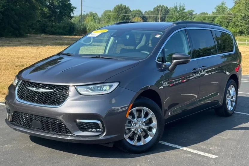 2022 Chrysler Pacifica Touring L photo 1
