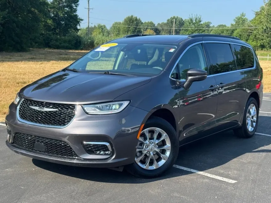 2022 Chrysler Pacifica Touring L photo 1