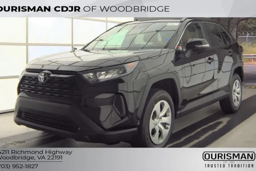 2021 Toyota RAV4 LE photo 1