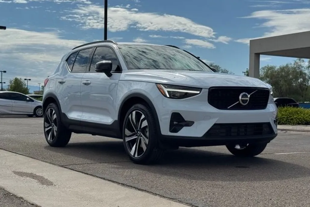 2026 Volvo XC40 photo 1